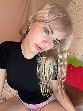 Snapshot of SirenitySirenxx chatting on 10, 1, 2025 SirenitySirenxx online show from 10, 1, 2025