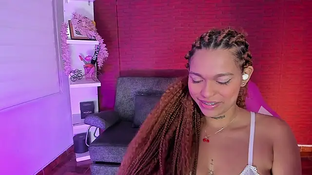 Snapshot of samantha_simur chatting on 5, 2, 2025 samantha simur online show from 5, 2, 2025