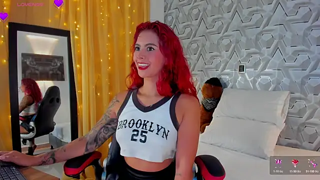 Snapshot of Sophiee_Hill chatting on 24, 10, 2025 Sophiee Hill online show from 24, 10, 2025