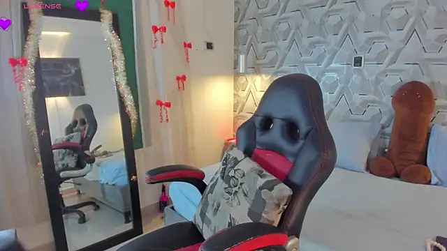 Sophiee Hill online show from 2, 5, 2026