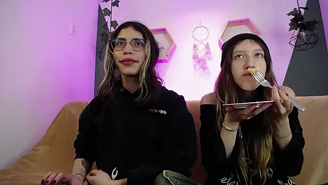 Snapshot of BRIAR_AND_BLAIR chatting on 6, 2, 2025 BRIAR AND BLAIR online show from 6, 2, 2025
