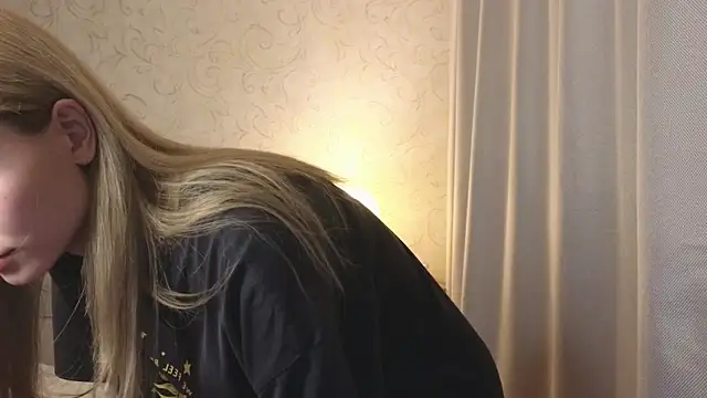 Snapshot of elsa_limerence chatting on 8, 5, 2026 elsa limerence online show from 8, 5, 2026