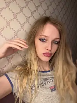 Snapshot of Evvie_Summn1 chatting on 3, 4, 2026 Evvie Summn1 online show from 3, 4, 2026