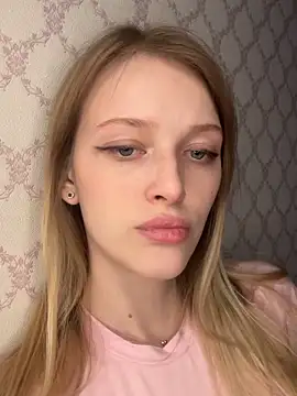 Snapshot of Evvie_Summn1 chatting on 7, 4, 2026 Evvie Summn1 online show from 7, 4, 2026