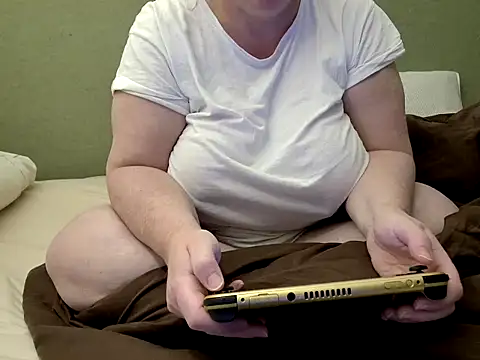 Snapshot of MarthaBriest chatting on 4, 10, 2025 MarthaBriest online show from 4, 10, 2025