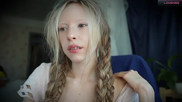 Snapshot of _Phantom_thread_ chatting on 8, 10, 2025 Phantom thread online show from 8, 10, 2025