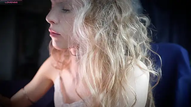 Snapshot of _Phantom_thread_ chatting on 7, 4, 2026 Phantom thread online show from 7, 4, 2026