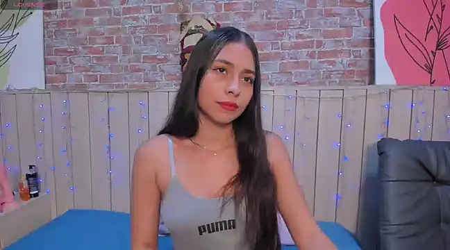 Snapshot of SophieBenson chatting on 12, 12, 2024 SophieBenson online show from 12, 12, 2024