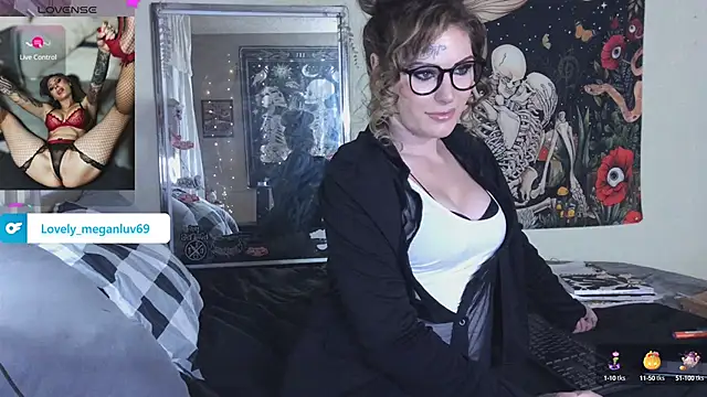 Snapshot of meganluv69 chatting on 14, 12, 2024 meganluv69 online show from 14, 12, 2024