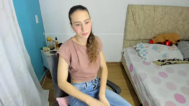 Snapshot of RachelJones_ chatting on 10, 4, 2026 RachelJones online show from 10, 4, 2026