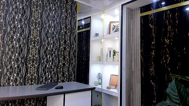 Snapshot of MirandaRossi chatting on 1, 10, 2025 MirandaRossi online show from 1, 10, 2025