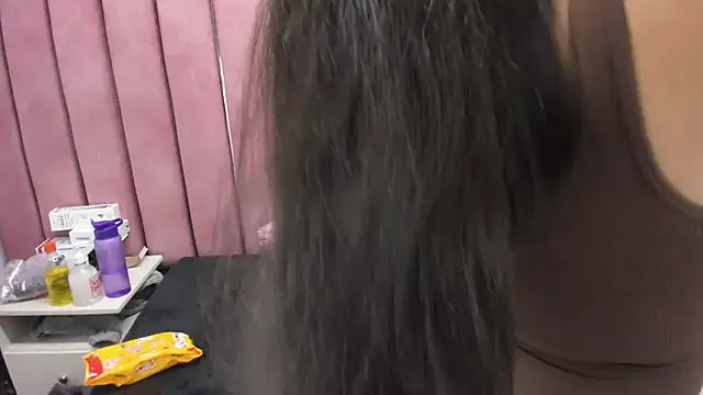 Miaa Smiith  online show from 18, 11, 2025