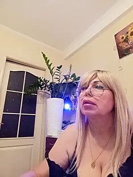 Snapshot of SusieNoreen chatting on 12, 9, 2025 SusieNoreen online show from 12, 9, 2025