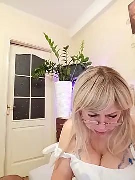 Snapshot of SusieNoreen chatting on 16, 9, 2025 SusieNoreen online show from 16, 9, 2025
