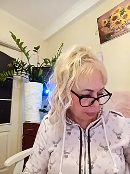 Snapshot of SusieNoreen chatting on 1, 10, 2025 SusieNoreen online show from 1, 10, 2025