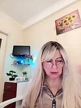 Snapshot of SusieNoreen chatting on 5, 10, 2025 SusieNoreen online show from 5, 10, 2025