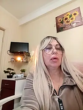 Snapshot of SusieNoreen chatting on 6, 10, 2025 SusieNoreen online show from 6, 10, 2025