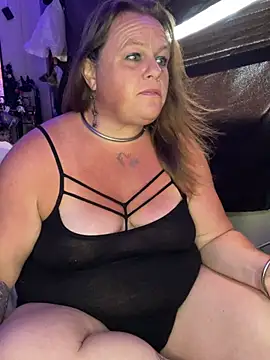 Snapshot of HeatherLynn chatting on 4, 7, 2026 HeatherLynn online show from 4, 7, 2026