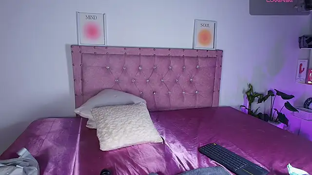 April Scarlett online show from 5, 11, 2025