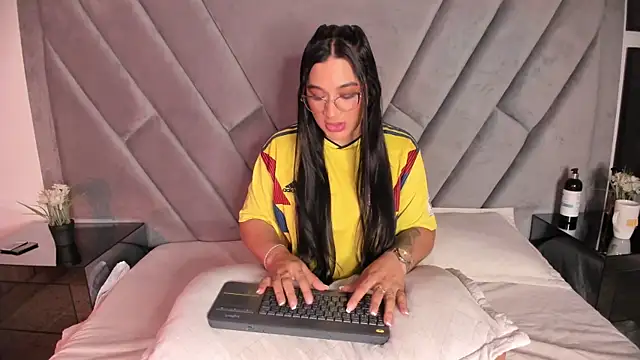 Snapshot of nataliee_foster chatting on 23, 6, 2026 nataliee foster online show from 23, 6, 2026