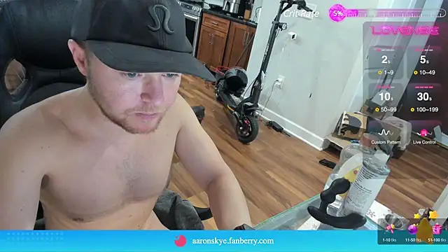 Snapshot of aaron_s_x chatting on 21, 12, 2024 aaron s x online show from 21, 12, 2024