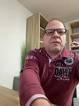 Snapshot of coupleLatinaLovers chatting on 4, 2, 2025 coupleLatinaLovers online show from 4, 2, 2025