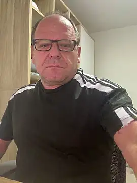 Snapshot of coupleLatinaLovers chatting on 18, 9, 2025 coupleLatinaLovers online show from 18, 9, 2025