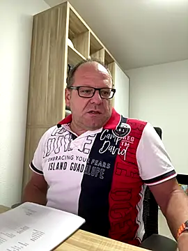 Snapshot of coupleLatinaLovers chatting on 25, 9, 2025 coupleLatinaLovers online show from 25, 9, 2025