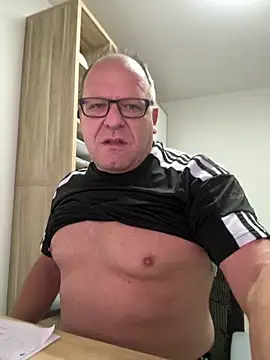 Snapshot of coupleLatinaLovers chatting on 3, 10, 2025 coupleLatinaLovers online show from 3, 10, 2025