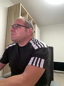 Snapshot of coupleLatinaLovers chatting on 8, 10, 2025 coupleLatinaLovers online show from 8, 10, 2025