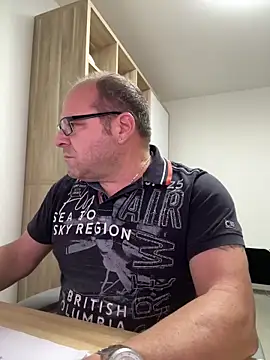 Snapshot of coupleLatinaLovers chatting on 23, 10, 2025 coupleLatinaLovers online show from 23, 10, 2025