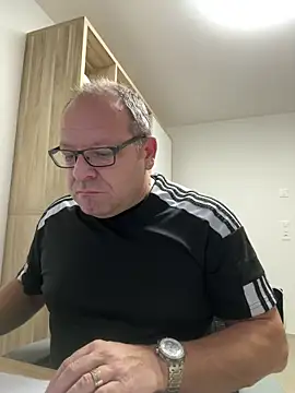 Snapshot of coupleLatinaLovers chatting on 27, 10, 2025 coupleLatinaLovers online show from 27, 10, 2025