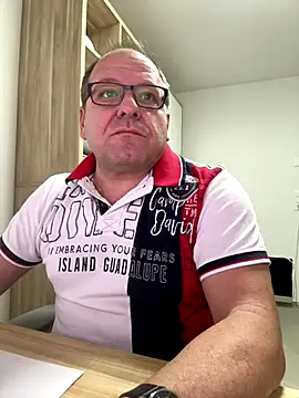 coupleLatinaLovers online show from 1, 12, 2025