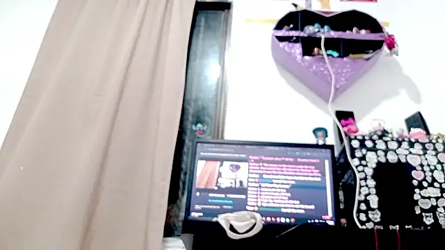 Snapshot of PetiteIvoryQueen19 chatting on 12, 9, 2025 PetiteIvoryQueen19 online show from 12, 9, 2025