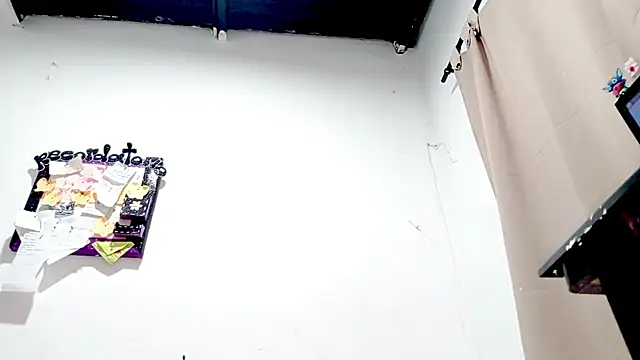 Snapshot of PetiteIvoryQueen19 chatting on 13, 10, 2025 PetiteIvoryQueen19 online show from 13, 10, 2025