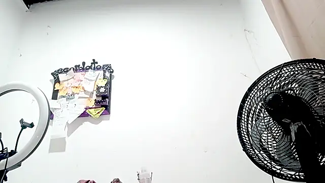 Snapshot of PetiteIvoryQueen19 chatting on 16, 10, 2025 PetiteIvoryQueen19 online show from 16, 10, 2025