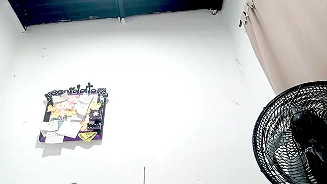 Snapshot of PetiteIvoryQueen19 chatting on 18, 10, 2025 PetiteIvoryQueen19 online show from 18, 10, 2025