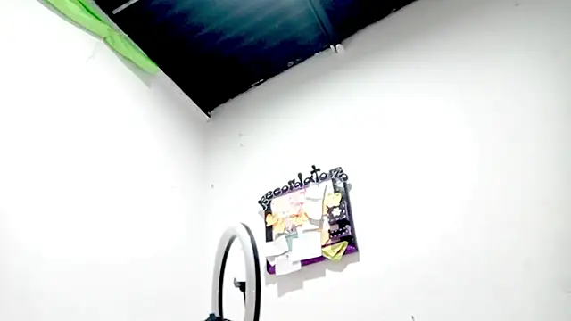 Snapshot of PetiteIvoryQueen19 chatting on 21, 10, 2025 PetiteIvoryQueen19 online show from 21, 10, 2025