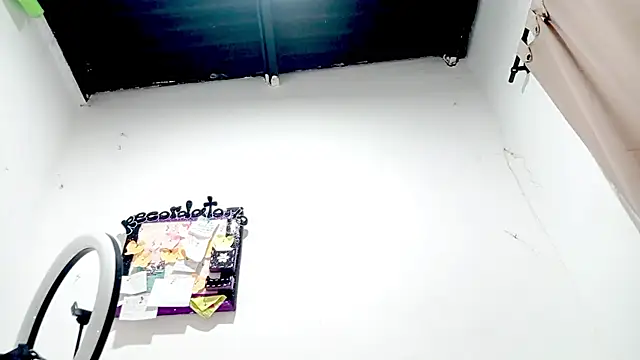 Snapshot of PetiteIvoryQueen19 chatting on 22, 10, 2025 PetiteIvoryQueen19 online show from 22, 10, 2025