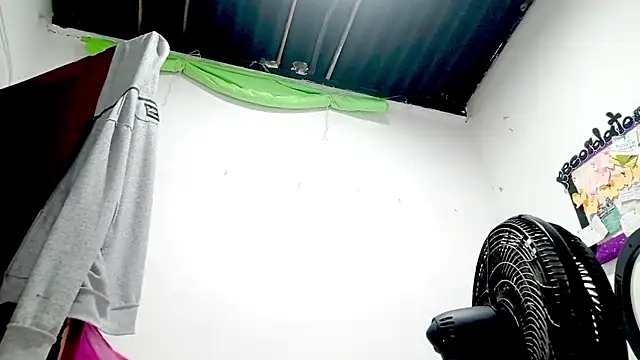 Snapshot of PetiteIvoryQueen19 chatting on 11, 11, 2025 PetiteIvoryQueen19 online show from 11, 11, 2025