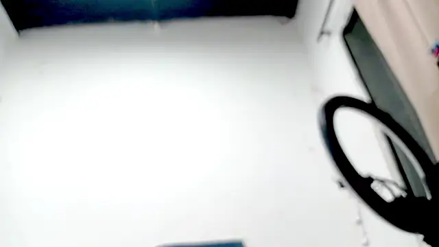 Snapshot of PetiteIvoryQueen19 chatting on 26, 11, 2025 PetiteIvoryQueen19 online show from 26, 11, 2025