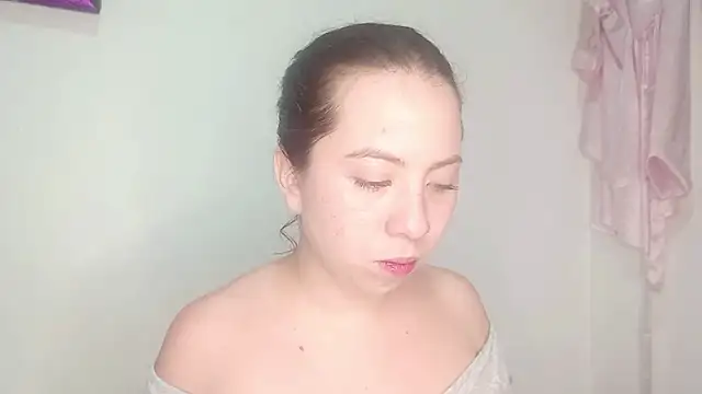 PetiteIvoryQueen19 online show from 12, 5, 2026
