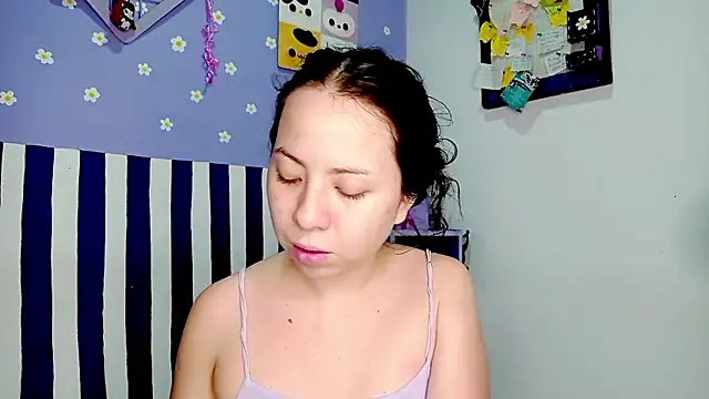 Snapshot of PetiteIvoryQueen19 chatting on 5, 6, 2026 PetiteIvoryQueen19 online show from 5, 6, 2026