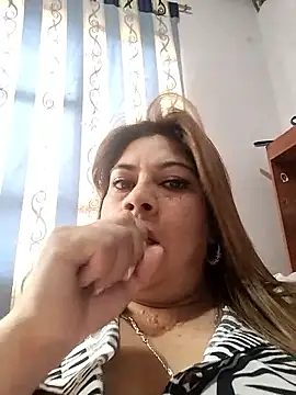 Snapshot of Laura-Hernandez chatting on 30, 9, 2025 Laura-Hernandez online show from 30, 9, 2025