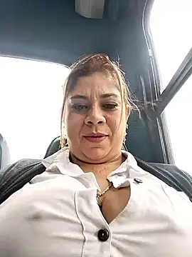 Snapshot of Laura-Hernandez chatting on 4, 10, 2025 Laura-Hernandez online show from 4, 10, 2025