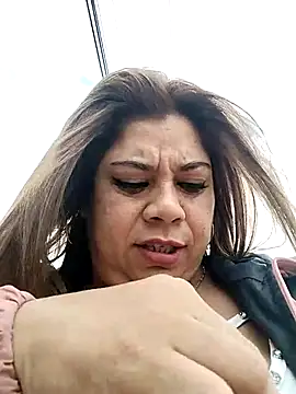 Snapshot of Laura-Hernandez chatting on 9, 10, 2025 Laura-Hernandez online show from 9, 10, 2025