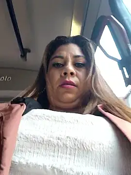 Snapshot of Laura-Hernandez chatting on 25, 10, 2025 Laura-Hernandez online show from 25, 10, 2025