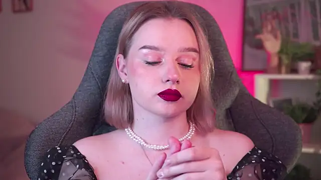 Snapshot of AdeleLoomis chatting on 6, 12, 2024 AdeleLoomis online show from 6, 12, 2024