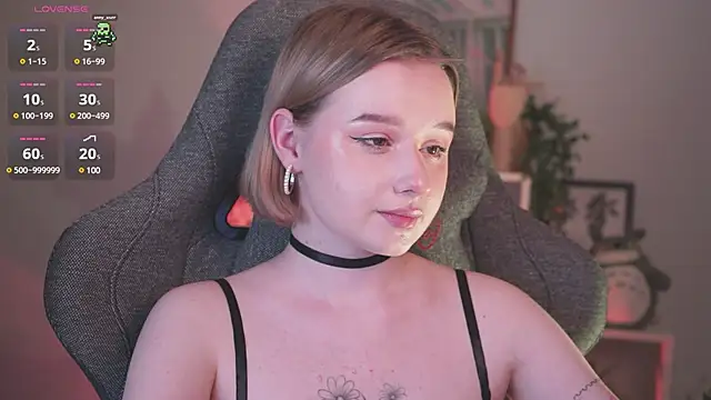 Snapshot of AdeleLoomis chatting on 8, 1, 2025 AdeleLoomis online show from 8, 1, 2025