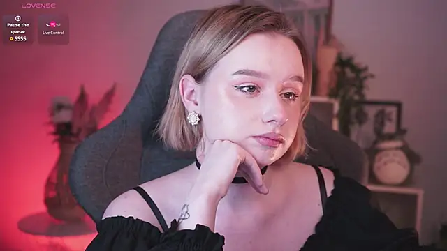 Snapshot of AdeleLoomis chatting on 10, 1, 2025 AdeleLoomis online show from 10, 1, 2025